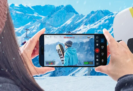 用手机拍摄雪地人物,画面呈电影感构图